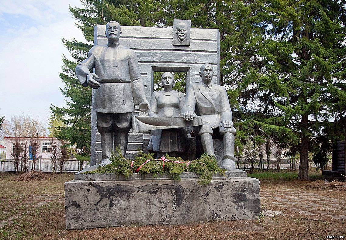 Памятник первым коммунарам.